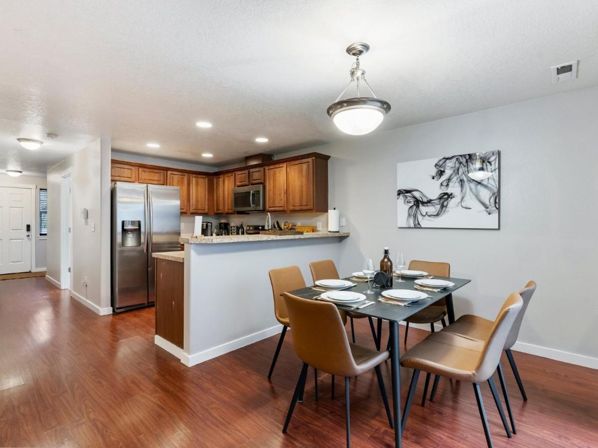 No Place Like Home Vancouver Extérieur photo